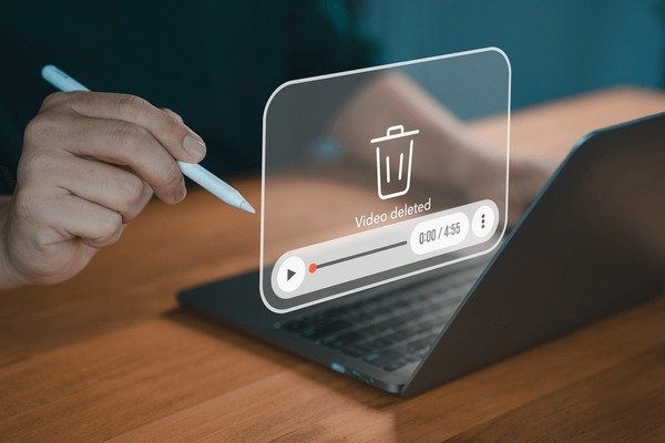 Eine Person, die ihr Smartphone oder Laptop aufräumt, mit vielen Dateien und Symbolen, die in einem 'Papierkorb' verschwinden.