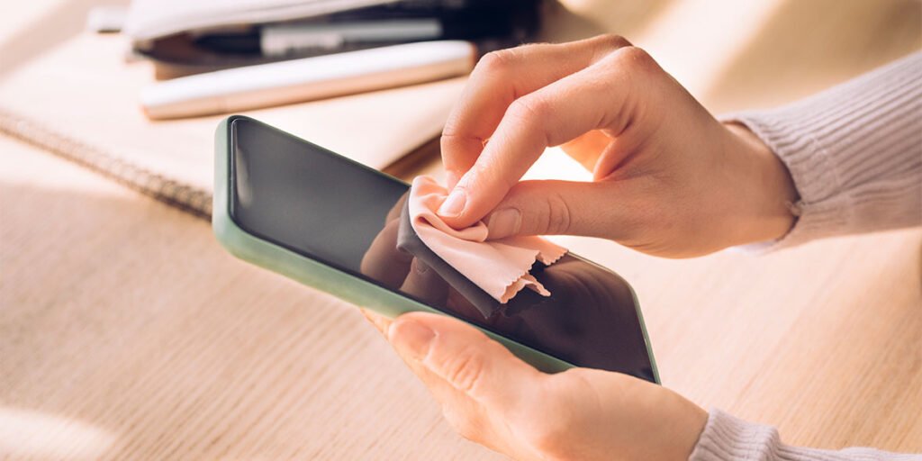 Mikrofaser-Power: So reinigen chemiefreie Tücher Ihr Handy hygienisch und nachhaltig